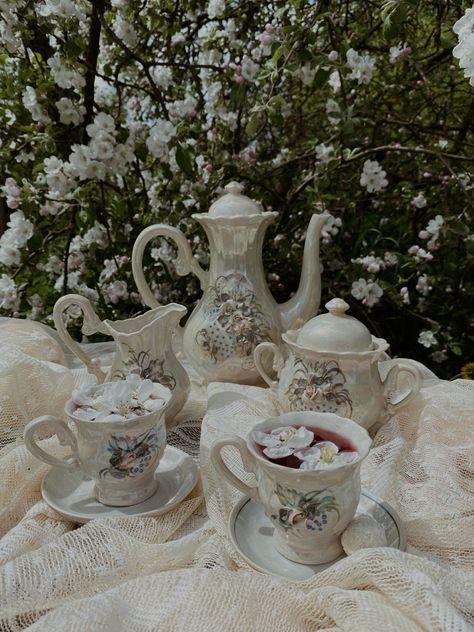 tea aesthetic Victorian Era Tea Party, Princess Tea Party Aesthetic, Fancy Tea Party Aesthetic, Tea Aethstetic, Magical Tea Party, Tea Party Core, Royal Tea Party Aesthetic, Victorian Era Party, Thé Aesthetic