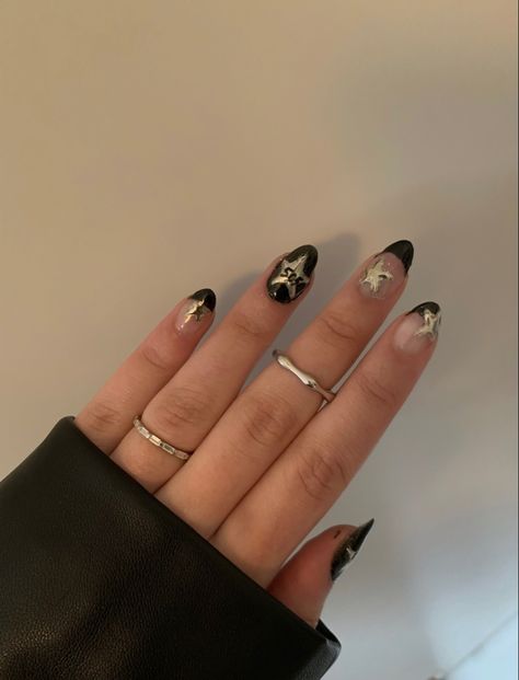 Watch the tutorial on tiktok : https://vm.tiktok.com/ZGede3avH/ Star nails , arctic monkeys , 505 , stargirl , nailart , nail inspo , chrome nails , black frenchies , concert nails , nail inspiration , stargirl aesthetic , silver jewelry , chrome aesthetic Stargirl Aesthetic Jewelry, Black Chrome Star Nails, Arctic Monkey Inspired Nails, Artic Monkeys Nail Art, Black And Silver Outfit Aesthetic, Black And Silver Concert Outfit, Artic Monkey Nails, Silver Chrome Star Nails, Arctic Monkeys Nail