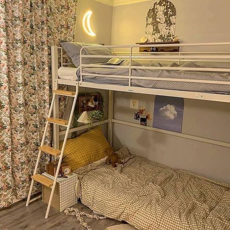 Bunkbed Girls Room Ideas Aesthetic, Aesthetic Bedroom With Bunk Bed, Dorm Bed Storage, Aesthetic Bunk Bed Ideas, Bunk Bed Rooms Decor Aesthetic, Bunk Bed Rooms Decor, Bunk Bed Aesthetic, Bed With Futon, Dorm Bed Headboard