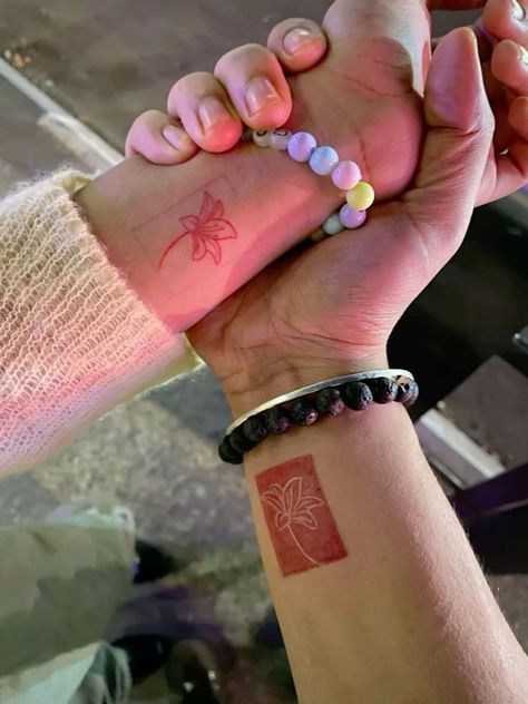 Couple Tattoo Ideas Minimalist, Cute Boyfriend And Girlfriend Tattoos, Best Friends Minimalist Tattoo, Cool Matching Tats, Matching Tats Couple, Bite Tattoo Couple, Connected Tattoos Couples, Couples Tattoo Placement Ideas, Significant Tattoos For Women