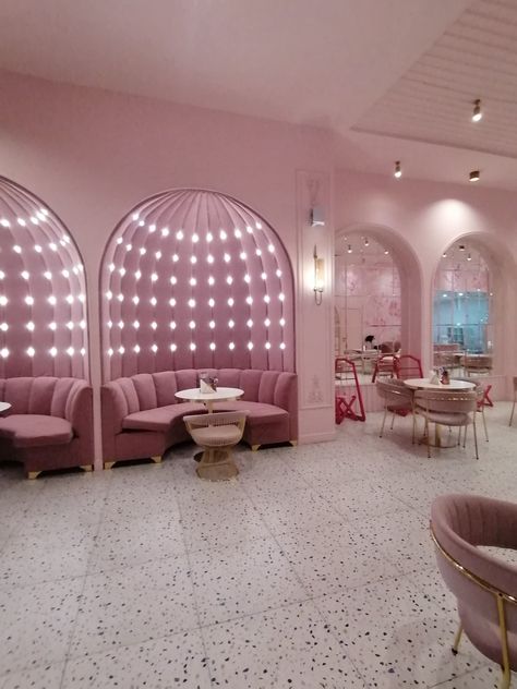 Luxurious Cafe Interior, Pink Restaurant Interior Design, Pink Cafe Exterior, Cafe Bakery Interior Design, Pink Cafe Interior, Pink Tables, Pink Restaurant, Luxury Cafe, Minimalist Bedroom Ideas