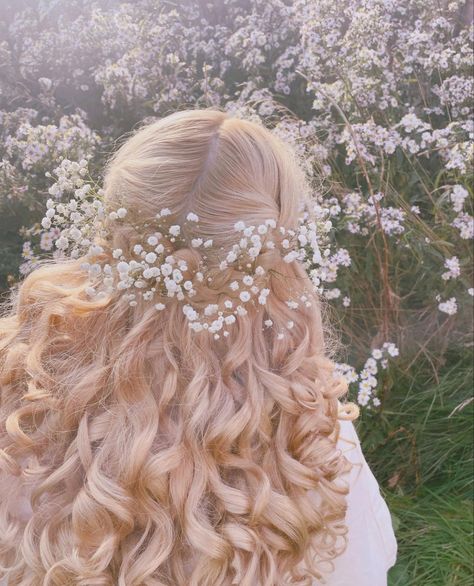 golden hair, aurora aesthetic, disney princess vibe, beautiful hair, wavy blonde hair Traditional Femininity, Earth Aesthetic, Blonde Aesthetic, Fairytale Aesthetic, Blonde Wavy Hair, Flowers In Her Hair, Spotify Covers, Princess Core, Winter Inspired