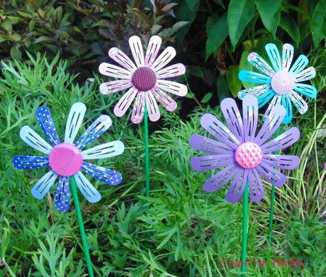 Easy Diy Flowers, Playset Makeover, Flower Crafts Diy, Metal Flowers Garden, Flowers For Garden, Cute Garden Ideas, Diy Yard Decor, Glassware Garden Art, Green Spray Paint