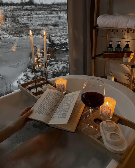 Cozy winter bathroom. Bath Tub Aesthetic, Aesthetic Bath, Cozy Bath, Bath Aesthetic, Hygge Living, Dream Bath, Candle Aesthetic, Girl Trends, Relaxing Bath