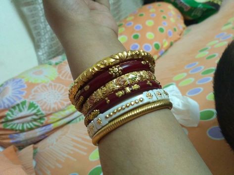 Sankha Pola Design Gold, Sankha Pola Design, Pola Bangles Gold, Sakha Pola In Gold, Shakha Pola Bangles, Rajputi Bangles, Fashion Jewelry Necklaces Gold, Antique Gold Earrings, Neck Pieces Jewelry