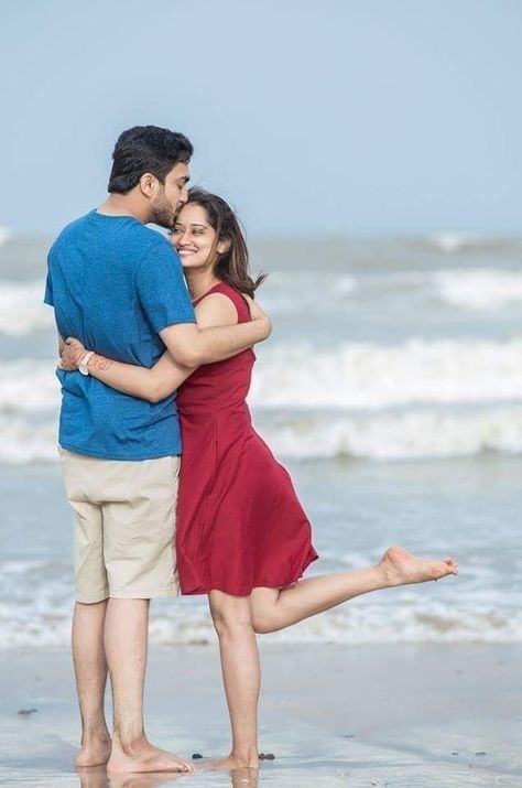 Pre Wedding Photoshoot Beach, Couples Beach Photography, Beach Poses For Couples, Indian Bride Photography Poses, Romantic Couple Poses, Pre Wedding Photoshoot Outdoor, Trend Accessories, Bride Photography Poses, Engagement Pictures Poses