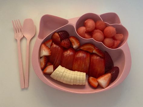 97g apple, 54g banana, 92g strawberry, 102g watermelon Sanrio Aesthetic, Food Motivation, Healthy Food Dishes, Healthy Food Motivation, Think Food, Food Inspo, Food Obsession, Pretty Food, I Love Food