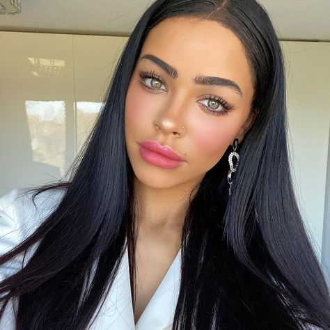 Nisrina Sbia, Moroccan Beauty, Girl With Green Eyes, Breezy Chris Brown, Rich Girl Lifestyle, Hair Color Purple, Pretty Eyes, Rich Girl, Purple Hair