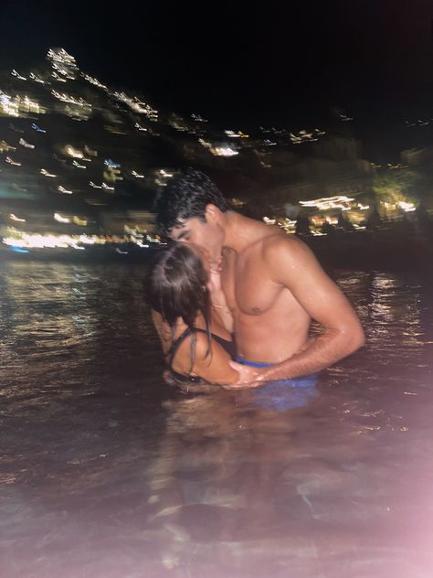 Photos To Take With Your Boyfriend Relationship Goals, Night Swimming With Boyfriend, Cute Couple Swimming, Swimming Together Couple, Night Swim Pics, Swimming Couple Pictures, Couples Swimming Pictures, Swimming With Bf, Cute Pics To Recreate With Boyfriend