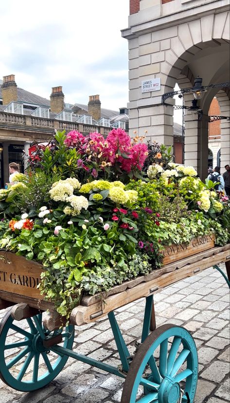 covent gardens | london | flowers | aesthetic London Flowers, Covent Garden Aesthetic, Flowers London, Aesthetic London, Covent Garden London, London Summer, Fallen London, London Aesthetic, London Town