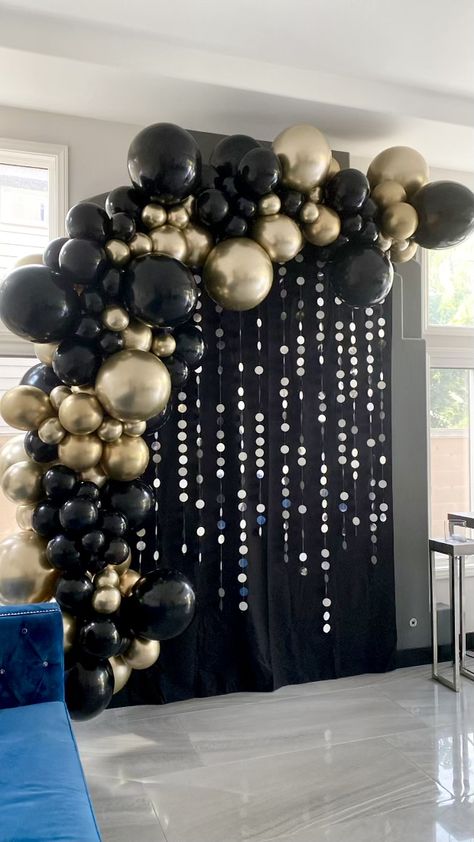 Black And Gold Prom Theme, Black Balloon Wall, Birthday Decoration Ideas, Black And Gold Balloons, 50th Birthday Decorations, Grad Party Decorations, Prom Theme, Birthday Party Theme Decorations, Birthday Balloon Decorations