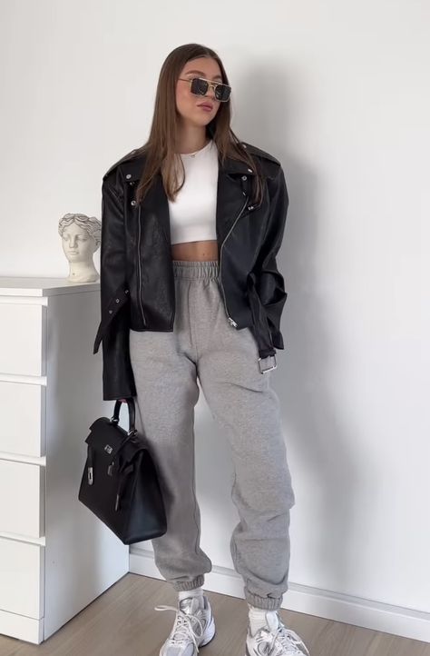 Joggers Leather Jacket Outfit, Sweatpants And Leather Jacket Outfit, Glam Style Outfits, Jogger Pants Outfit Winter, Boyish Style, Girly Girl Outfits, Cold Outfits, Cute Lazy Day Outfits, Leather Jacket Outfits