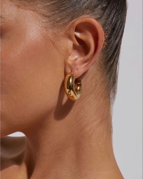 Spotlight on our best selling style ✨ our Amlafi hoops & ear cuff, available in two tones Chuncky Gold Hoop Earrings, Jewelry Earrings Aesthetic, Big Chunky Gold Hoop Earrings, Hoop Earrings Sets, Gold Earring Hoop, Statement Accessories Outfit, Big Chunky Earrings, Gold Hoops Chunky, Gold Hoop Earrings Outfit Casual