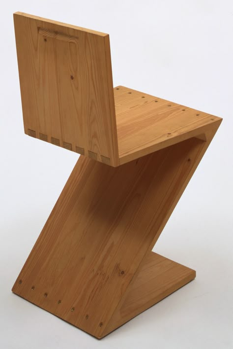 Gerrit Rietveld. Zig-Zag Chair. 1934 Amsterdam Architecture, Woodworking Blueprints, Designer Chair, Gerrit Rietveld, Design Chair, Carpentry Diy, Modern And Contemporary Art, Blue Chair, Chaise Design