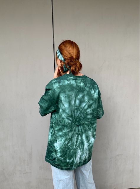 Androgynous Hairstyles, Green Tie Dye Shirt, Dye Projects, Green Streetwear, Ty Dye, Tie Dye Crafts, Tea Shirt, Personal Style Inspiration, Green Tie