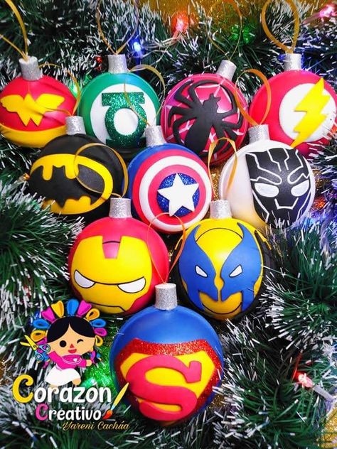 Esfera mujer maravilla, esfera limterna verde, esfera spiderman, esfera flash, esfera batman, esfera capitan america, esfera Pantera negra, esfera iron man, esfera superman Marvel Ornaments Diy, Nerdy Christmas Tree, Disney Christmas Diy, Marvel Ornaments, Spiderman Christmas, Superhero Christmas, Diy Seasonal Decor, Nerdy Christmas, Christmas Tree Ornament Crafts