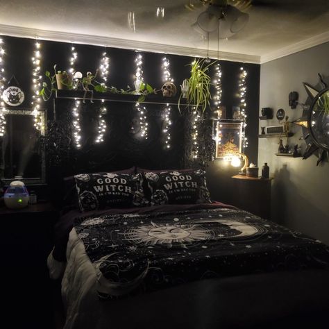 Spiritual Bedroom Aesthetic, Witchy Aesthetic Bedroom, Crystal Organization, Edgy Bedroom, Dark Cozy Bedroom, Black Room Decor, Gothic Decor Bedroom, Basement Room, Witchy Room