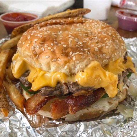 ♦️CHEESEBURGER•EXTRA CHEESY♦️ Tag your cheesiest friends! Follow @alliegabb 💛 . , . . . . . . . . . . . . . . #cheeseburger #burger… Tumblr Food, Junk Food Snacks, Think Food, Mouth Watering Food, Food Goals, Food Cravings, I Love Food, Amazing Food, Soul Food