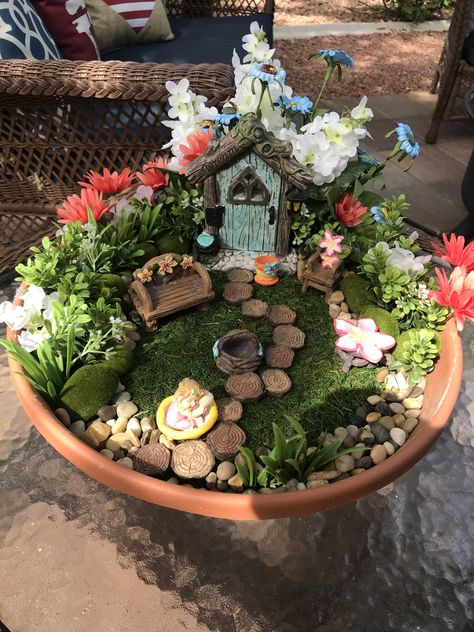 Fairy Garden In A Bowl, Fairy Garden Jar, Fairy Garden Box Ideas, Fairy Garden Arrangements, Minature Gardens Fairy, Mini Flower Garden, Fairy Succulent Garden Ideas, Fairy Garden In Pot, Fairy Flower Garden