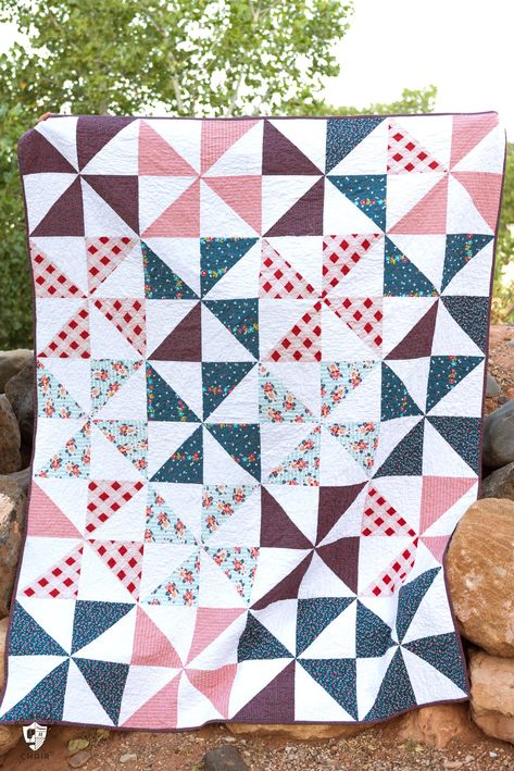 Summertime Pinwheel Quilt - so easy you can make it with a bunch of layer cakes or 10" stackers. A simple summer quilt to make Beginner Quilting Projects, Pinwheel Quilt Pattern, Summer Sewing Projects, Summer Sewing, Pinwheel Quilt, Layer Cakes, Beginner Sewing Projects Easy, Summer Quilts, Triangle Quilt