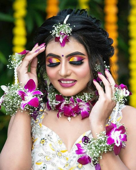 Modern Indian Weddings (@modernindianweddings) • Instagram photos and videos Mackup Ideas, Flower Jewelry Indian, Baby Shower Hairstyles, Flower Jewellery For Haldi, Flower Jewellery For Mehndi, Fresh Flower Jewelry, Bridal Hairstyle Indian Wedding, Flower Jewelry Designs, Wedding Flower Jewelry