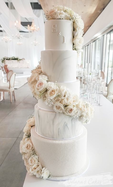 Luxary Wedding cake adorned with a frech Roses and Carnations spiral garland. We LOVE! Wedding Cake Spiral Flowers, Spiral Wedding Cake, Wedding Cake Flowers Cascade, Wedding Cake With Fresh Flowers, Roses And Carnations, Cake With Fresh Flowers, Cake Structure, Quince Decorations, Cascading Flowers