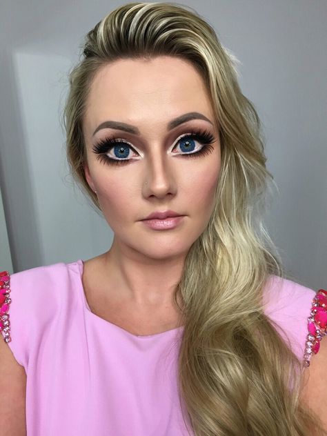 Anime Barbie Doll makeup Megan Doll Makeup, Barbie Eyes Makeup, Pretty Doll Makeup, Barbie Doll Makeup Look, M3gan Makeup, Barbie Makeup Halloween, Barbie Makeup Look Doll, Make Barbie, Barbie Doll Makeup