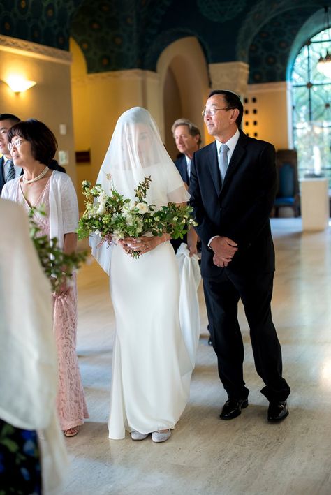 LOVE the elegant and chic bridal look! Organic florals and dramatic veil | An elegant Japanese-Jewish wedding in San Francisco, CA | Smashing the Glass Jewish wedding blog Jewish Wedding Veil, Hupa Wedding Jewish, Chupa Jewish Wedding, Breaking The Glass Jewish Wedding, Japanese Wedding Dress, Seattle Asian Art Museum Wedding, Wedding Necessities, Dramatic Veil, Jewish Heritage