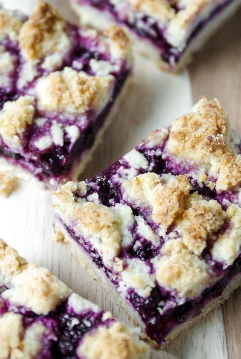 Blueberry Crumble Bars #blueberrybars #dessert #sweets #breakfast #jam Easy Blueberry Crumble, Blueberry Pie Bars, Blueberry Crumble Bars, Blueberry Bars, Blueberry Oatmeal, Blueberry Desserts, Blueberry Crumble, Crumble Bars, Easy Blueberry