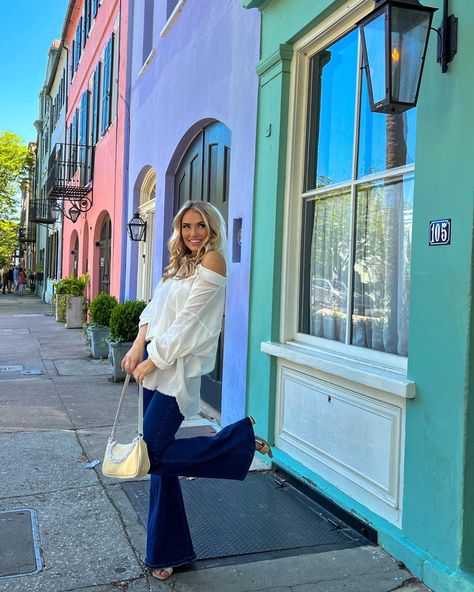 Rainbow Row Picture Ideas, Rainbow Road Charleston Sc, Rainbow Row Charleston Photography, Charleston Inspo Pics, Charleston Rainbow Row, Charleston South Carolina Aesthetic Outfits, Charleston Sc Photoshoot, Charleston Photo Ideas, Charleston Aesthetic Outfit