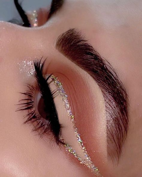 Glitter Eyeliner Ideas, Thanksgiving Makeup Look, Thanksgiving Makeup, Eyeliner Ideas, Evening Eye Makeup, Bridal Eye Makeup, Beginners Eye Makeup, Doll Eye Makeup, Casual Makeup