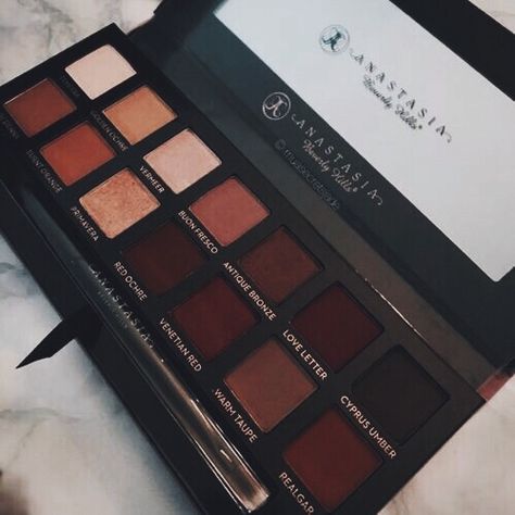 Dark Makeup Palette, Dark Eyeshadow Palette, Lana Delray, Make Up Pallets, Scarlett Dragna, Red Eyeshadow Palette, Expensive Look, Vampire Makeup, Dark Eyeshadow