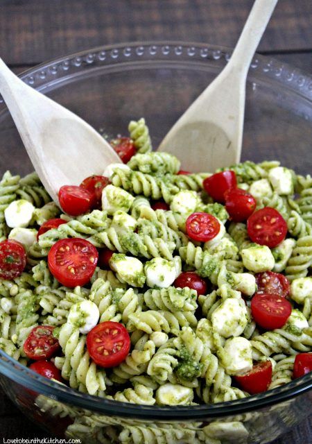 Cold Pesto Pasta, Cold Pesto Pasta Salad, Spiral Noodles, Sommer Mad, Resep Pasta, Plats Healthy, Resep Salad, Pesto Pasta Salad, Salad Pasta