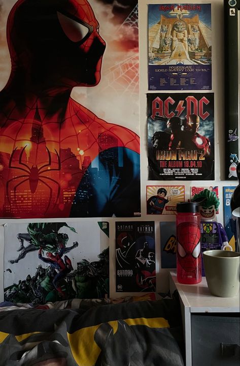 Comic Book Bedroom Ideas, Indie Decorations, Nerd Bedroom Aesthetic, Nerdy Bedroom, Nerd Bedroom, Dc Bedroom, Nerdy Room, Spiderman Bedroom, Spiderman Room