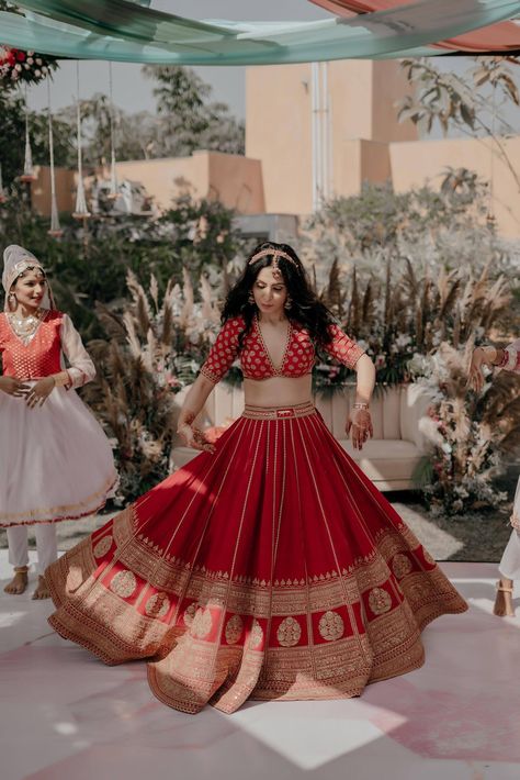 Simple Bridal Lehenga Designs, Minimal Red Lehenga, Beautiful Wedding Lehenga, Minimalist Indian Bride Bridal Lehenga, Simple Indian Bridal Lehenga, Minimal Wedding Lehenga, Red Lehenga Simple Indian Weddings, Bridal Lehenga Minimal, Bride Lehanga Designs Latest