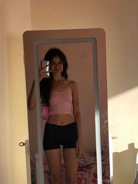 Pink Tank Tops Outfit, Outfit Mirror Selfie, Shorts Summer Outfit, Pink Pink Pink, Light Fashion, Tøp Aesthetic, Summer Shorts Outfits, Lifestyle Motivation, Tank Top Outfits