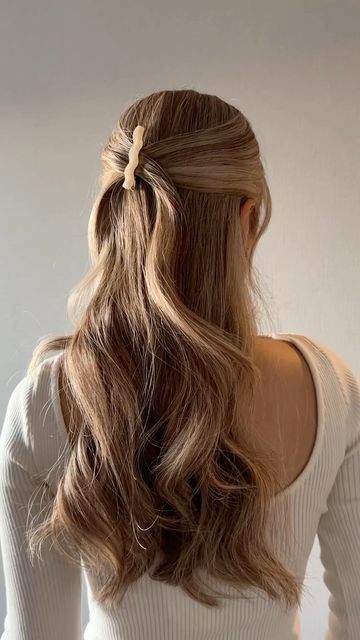 Michelle | Romanticizing life through hair on Instagram: "One clip hairstyle ☕️🥐 #simplehairstyles #hairinspo #hairgoals #hairideas #hairstyles #hairtrend" Front Hair Clipped Back, Pinned Back Hairstyles, Maternity Hair, Claw Clips Hairstyles, Clips Hairstyles, Cute Hairstyle Ideas, Hair Clip Hairstyles, Clip Hairstyle, Best Day Of My Life