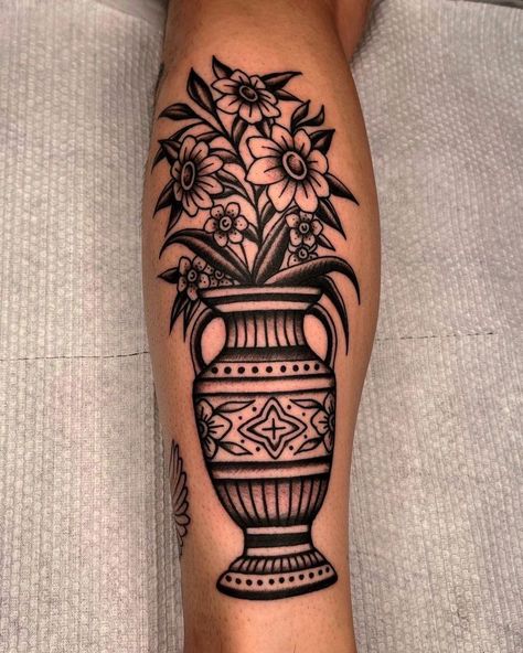 Traditional Tattoo Vase, Traditional Tattoo Arm, Traditional Tattoo Man, Traditional Butterfly Tattoo, Back Of Leg Tattoos, Best Cover Up Tattoos, Vintage Tattoo Art, Around Arm Tattoo, Traditional Tattoo Flash Art