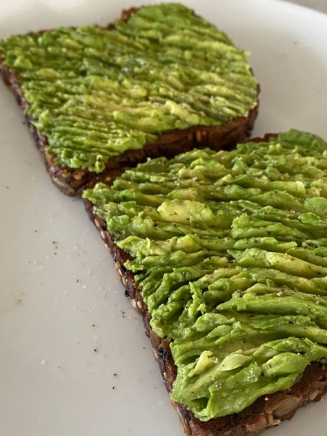 Toast And Avocado, Avocado On Toast, Avo Toast Aesthetic, Avocado Toast Aesthetic, Healthy Toast Aesthetic, Avocoda Toast, Avacado Toast Aesthetics, Avocado Bread, Quinoa Dishes