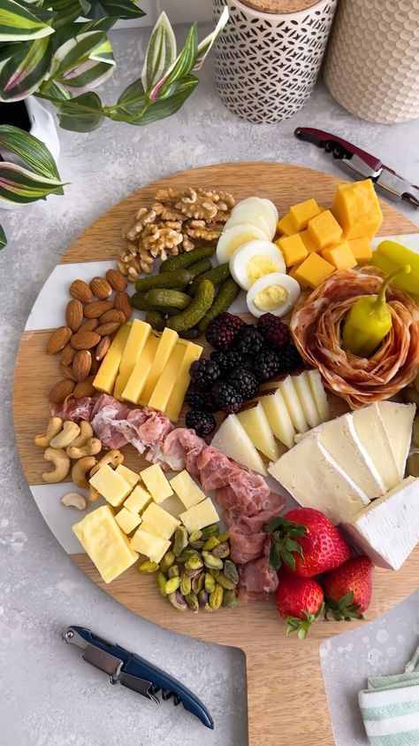 Low Calorie Charcuterie Board, Charcuterie Board Keto, Low Carb Charcuterie Board, Keto Charcuterie Board, Board Recipes, Platter Board, A Charcuterie Board, Summer Gathering, Low Cal