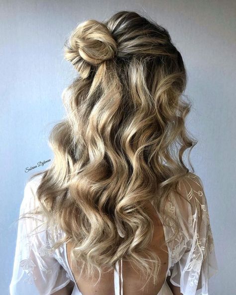 Dance Hairdos, Valentines Dance, Hairstyle Accessories, Pumpkin Paintings, Easy Wedding Guest Hairstyles, Bridemaids Hairstyles, Wedding Hairstyle Ideas, Prom Hair Medium, Ball Hair