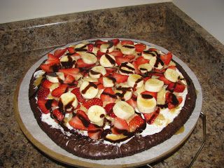 Pampered Chef Brownie Pizza Recipe, Pizza Stone Recipes, Brownie Pizza, Dessert Pizza Recipes, Banana Split Dessert, Fruit Pizza Recipe, Pampered Chef Recipes, Brownie Desserts, Delicious Brownies