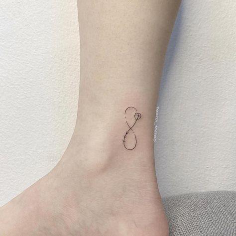 Small minimalist Infinity Tattoo 2 Small Remembrance Tattoos Simple, Tattoo Ideas 2022, Small Remembrance Tattoos, Infinity Tattoo Ideas, Double Infinity Tattoos, Small Infinity Tattoos, Small Sister Tattoos, Infinity Symbol Tattoo, Cute Finger Tattoos