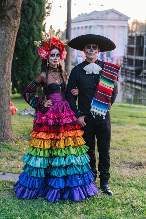 Dia de Muertos: what it is and how to experience it in Los Angeles Dia De Los Muertos Couple Costume Ideas, Day Of The Dead Couple Costume, Mexican Halloween Costume, Catrina Costume, Photography Exposure, Quince Decor, Mexican Halloween, Dia De Los Muertos Decorations Ideas, Den Mrtvých