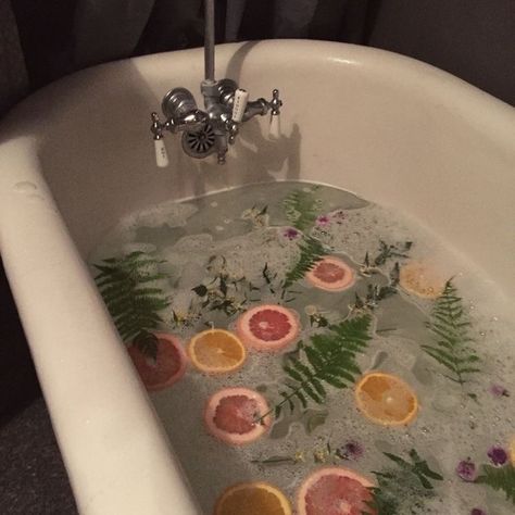 Tumblr Money, Yoga Easy, Studio Gym, Aesthetic Bath, Self Care Aesthetic, Bath Aesthetic, Equipment Workout, Dream Bath, Flower Bath