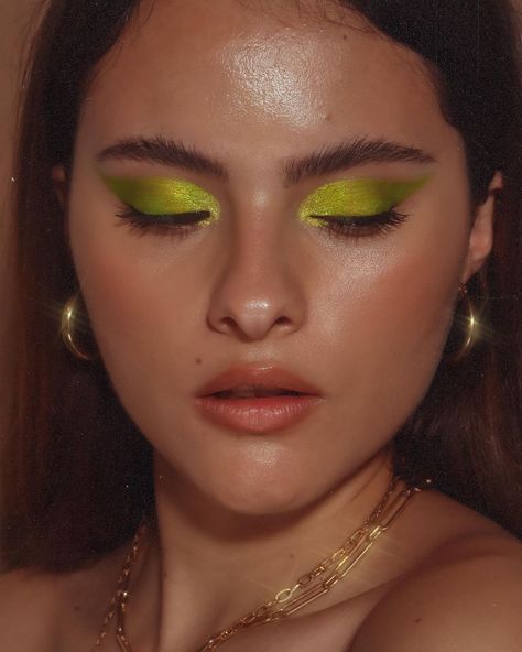 Versace Makeup, Green Makeup Tutorial, Green Eyeshadow Look, Indian Eyes, Under Eye Makeup, Red Eyeliner, Monochrome Makeup Look, Bright Eye Makeup, Cute Eyeshadow Looks