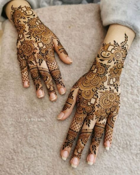 mehndi designs full hand indian bridal back side | traditional mehndi designs indian bridal back hand Mehndi Designs Backhand, Bridal Back Hand Mehndi Design, Bridal Back Hand Mehndi, Mehendi Designs Simple, Coral Eye Makeup, Mehndi Design Stylish, Aesthetic Mehndi, Khafif Mehndi, Back Hand Mehndi Design