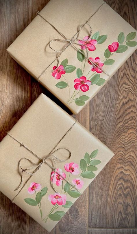 Flower Gift Wrapping Ideas, Birthday Gift Painting Ideas, Hand Painted Wrapping Paper, Birthday Present Wrapping Ideas, Unique Gift Wrapping Ideas Birthdays, Unique Gift Wrapping Ideas Creative, Diy Wrapping Ideas, Road Trip Gift Basket, Vacation Gift Basket