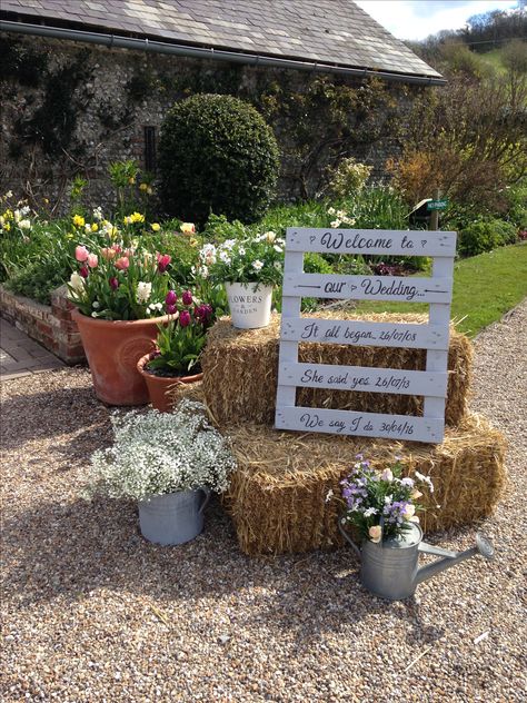 Hay Bale Wedding Decor, Hay Bails For Wedding Seating, Hay Bail Wedding, Hay Bales Wedding Seating, Hay Bale Seating Wedding, Country Style Wedding Ideas, Wedding Hay Bales, Hay Bale Decorating Ideas, Hay Bale Decor