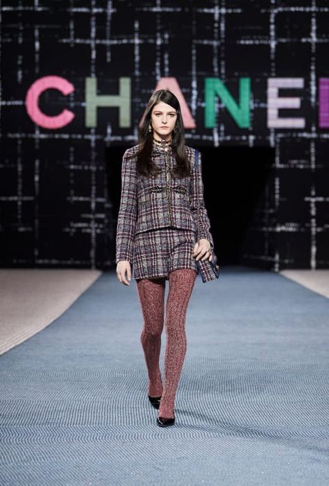 Collection Fall-Winter 2022/23 - Looks — Fashion | CHANEL Long Pink Coat, Moda Chanel, Chanel Suit, Chanel Jacket, Fashion Chanel, Chanel Official, Chanel Official Website, Winter Trends, 1940s Fashion